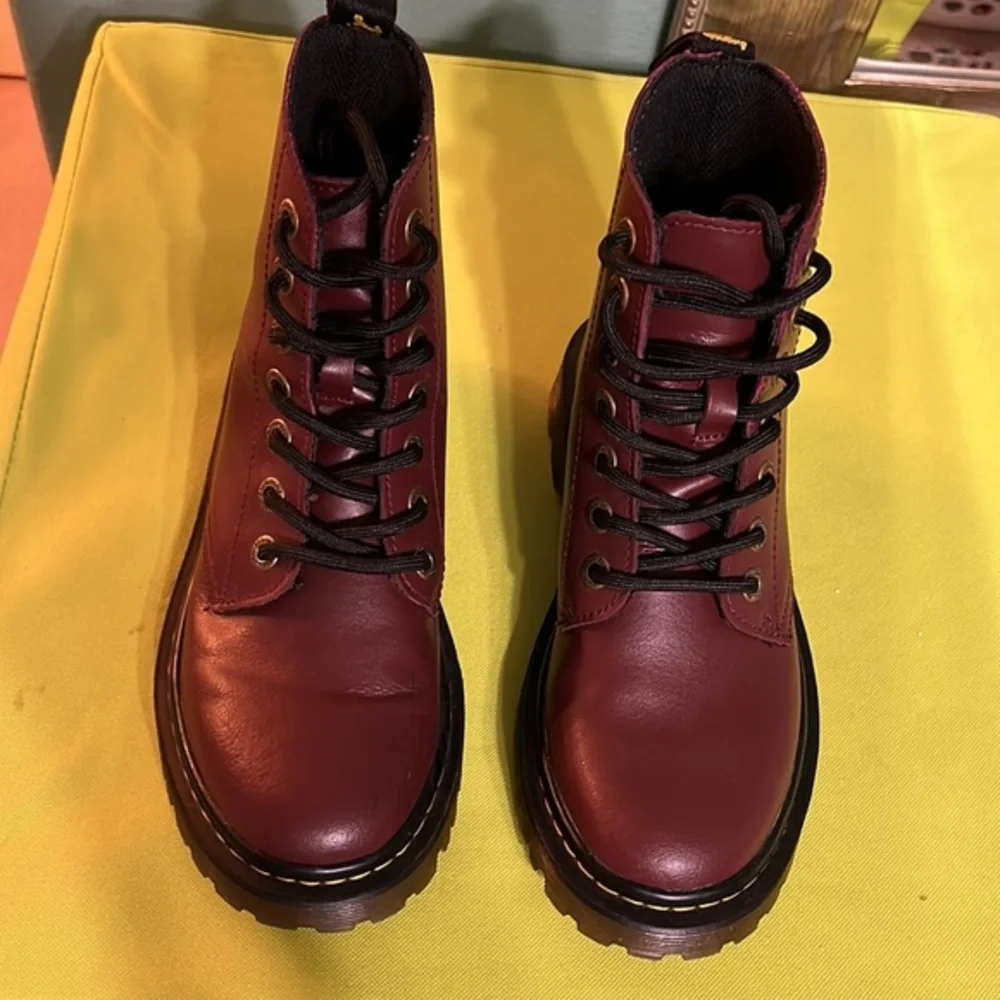 DOC MARTEN’S smooth  leather burgandy maroon boots LIKE NEW Size 6